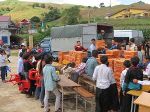 Đoàn thanh niên Tạp chí Công Thương tặng quà học sinh Lóng Sập