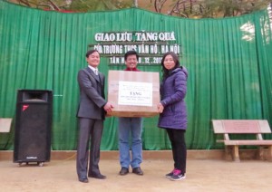 Áo ấm đến với học sinh vùng đặc biệt khó khăn huyện Mộc Châu