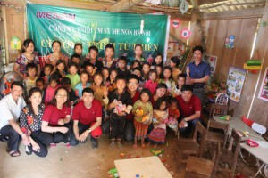 công ty TNHH TM San xuất Me Non Hà Nội tặng quà tại bản Co Cháy