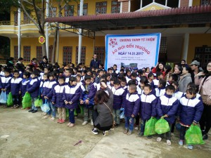 133 em tiểu học thuộc hộ nghèo của xã tà lại, Mộc châu, Sơn La đã có áo mới đón tết.