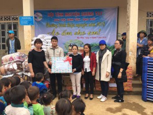 Mùa đông không lạnh cùng chương trình áo ấm cho em tại Lũng Mú xã Tân Hợp.