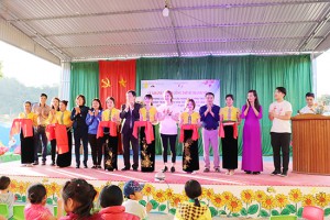 Các đại biểu cắt băng khánh thành công trình thanh niên điểm Trường Mầm non Tiểu khu 9, xã Tân Lập (Mộc Châu)