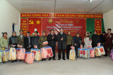 Tặng 50 triệu đồng cho các gia đình có hoàn cảnh khó khăn ở Mộc Châu