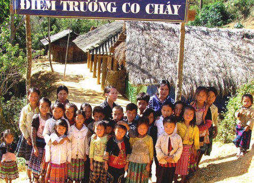 Cô và trò Điểm trường Co Cháy