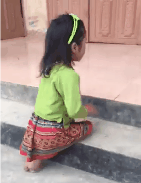 Bé gái Mộc Châu bị cụt 2 chân vẫn tung tăng đến trường làm lay động hàng triệu trái tim